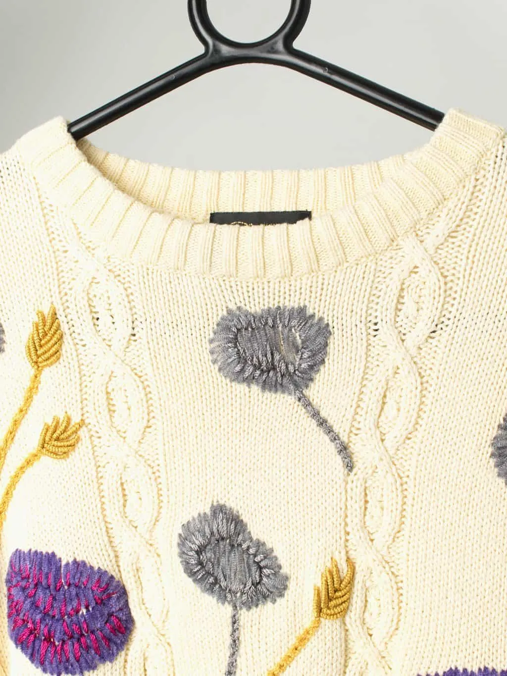 Vintage beige sweater with cable knit and stunning floral design – Medium